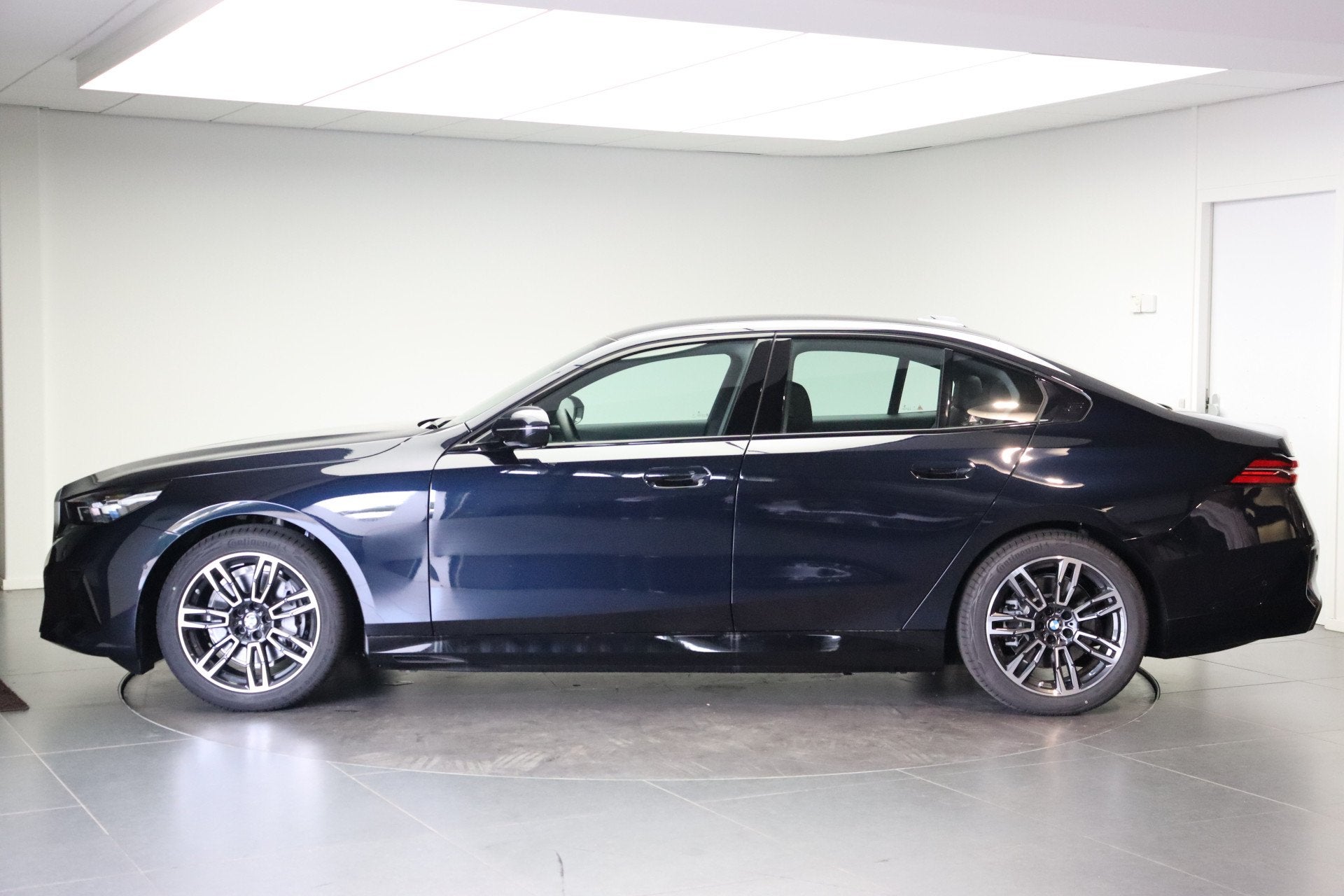 BMW i5 eDrive40 M Sport / Adaptieve LED / Achteruitrijcamera, Auto's, 2095 kg, Achterwielaandrijving, Zwart, Zwart
