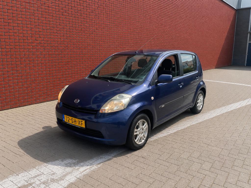 Daihatsu Sirion 1.0 • 5DRS • NAP • APK 4-2027 • HOGE INSTAP•, Auto's, Voorwielaandrijving, Blauw, Origineel Nederlands, Bedrijf