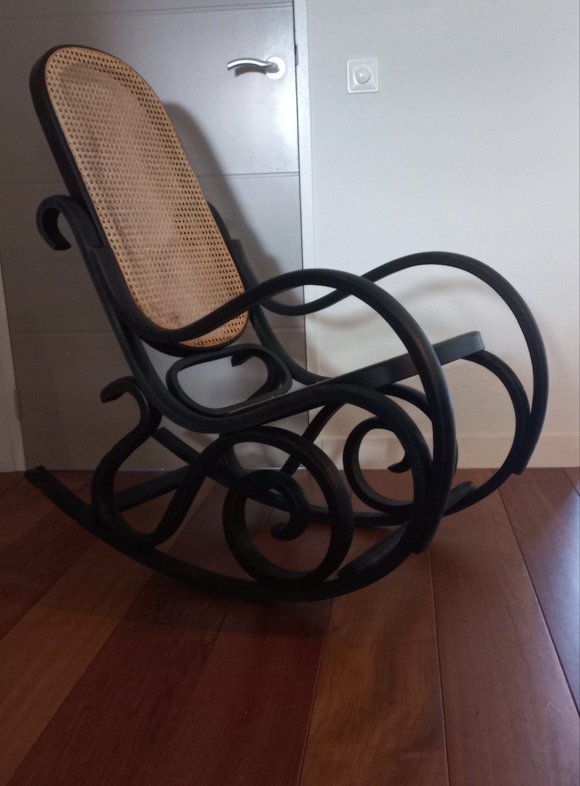 Schommelstoel hout Thonet style, Huis en Inrichting, Stoelen, Ophalen, Gebruikt, Zwart, Eén