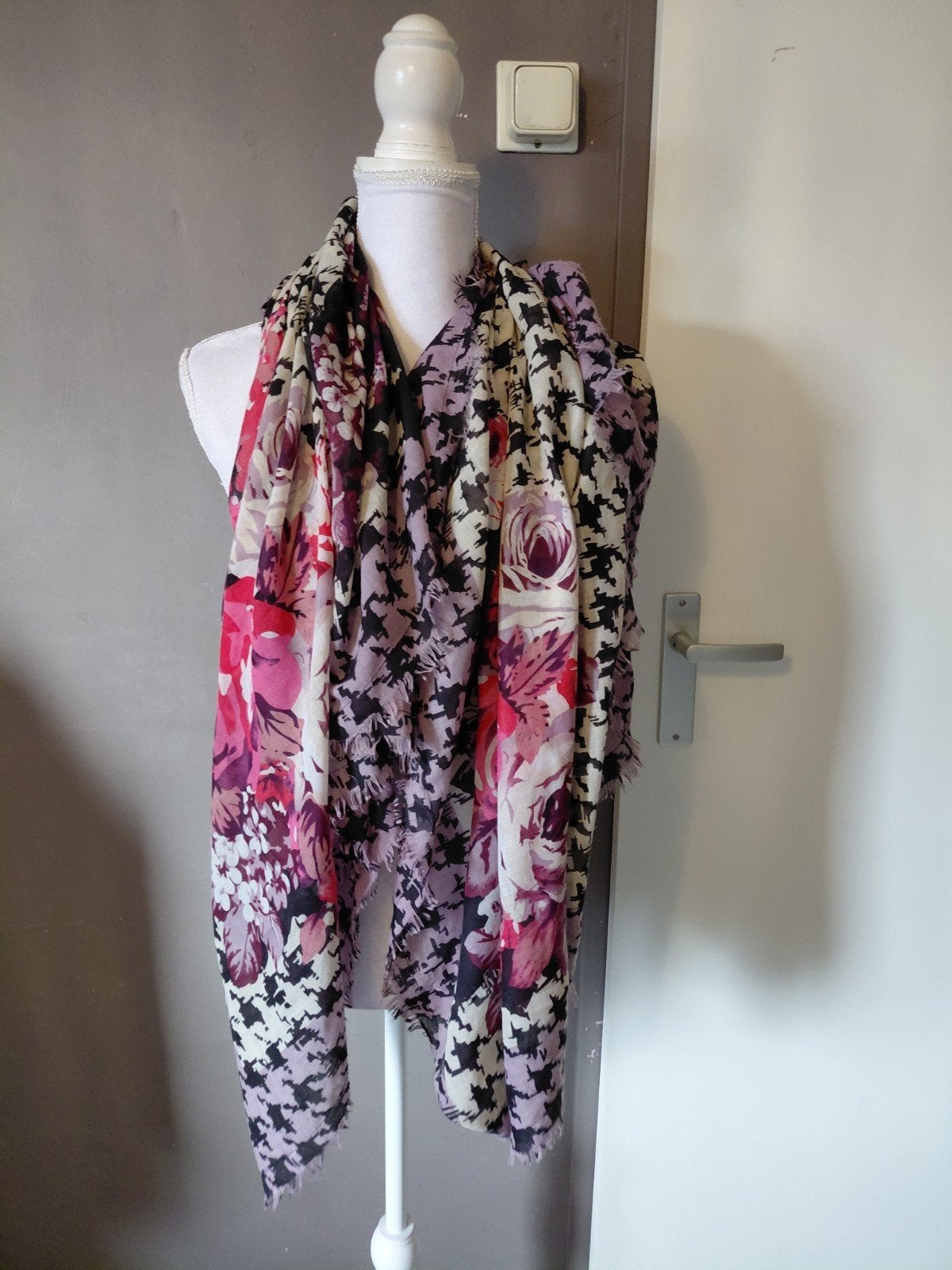 Sjaal met bloemenprint en pied-de-poule patroon, Ophalen of Verzenden, Zo goed als nieuw, Maat 46/48 (XL) of groter, Sjaal