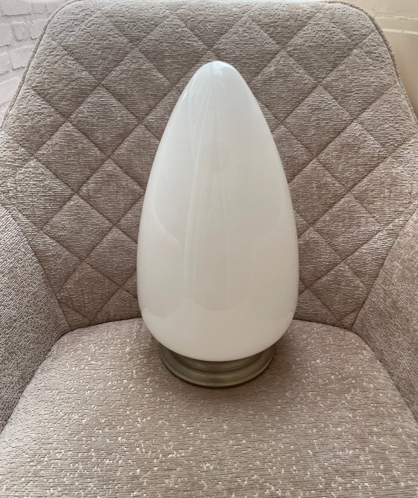 Giso Menhir met een druppelvormige kap van opaalglas., Ophalen, E27 (groot), Zo goed als nieuw, Wit