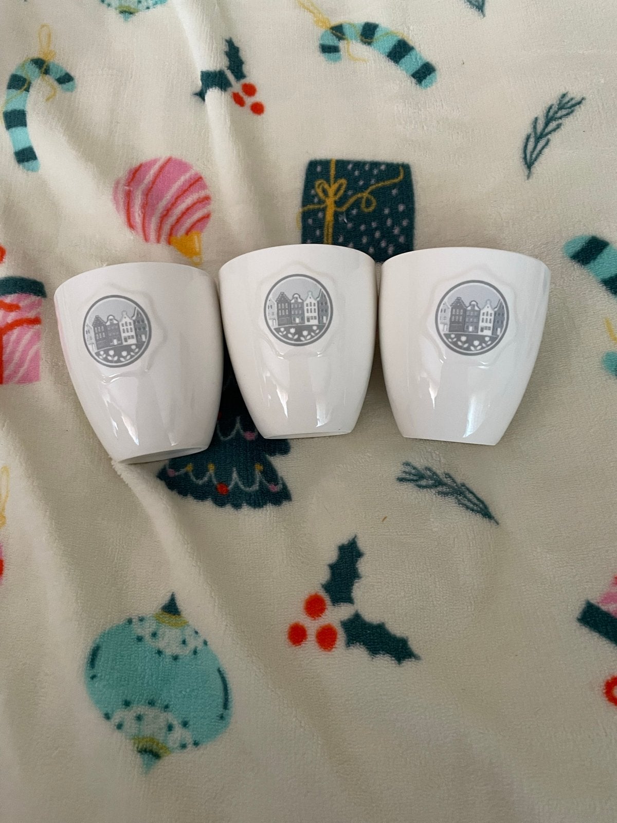 Drie  mokken Douwe Egberts - Nieuw, Overige typen, Nieuw, Ophalen of Verzenden, Steen/keramiek