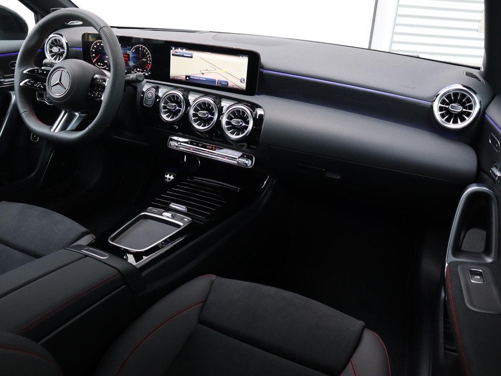Mercedes-Benz A-klasse 250 e Star Edition AMG Line Plus, Auto's, Mercedes-Benz, 4 cilinders, 16 kWh, Bedrijf, Hybride Elektrisch/Benzine