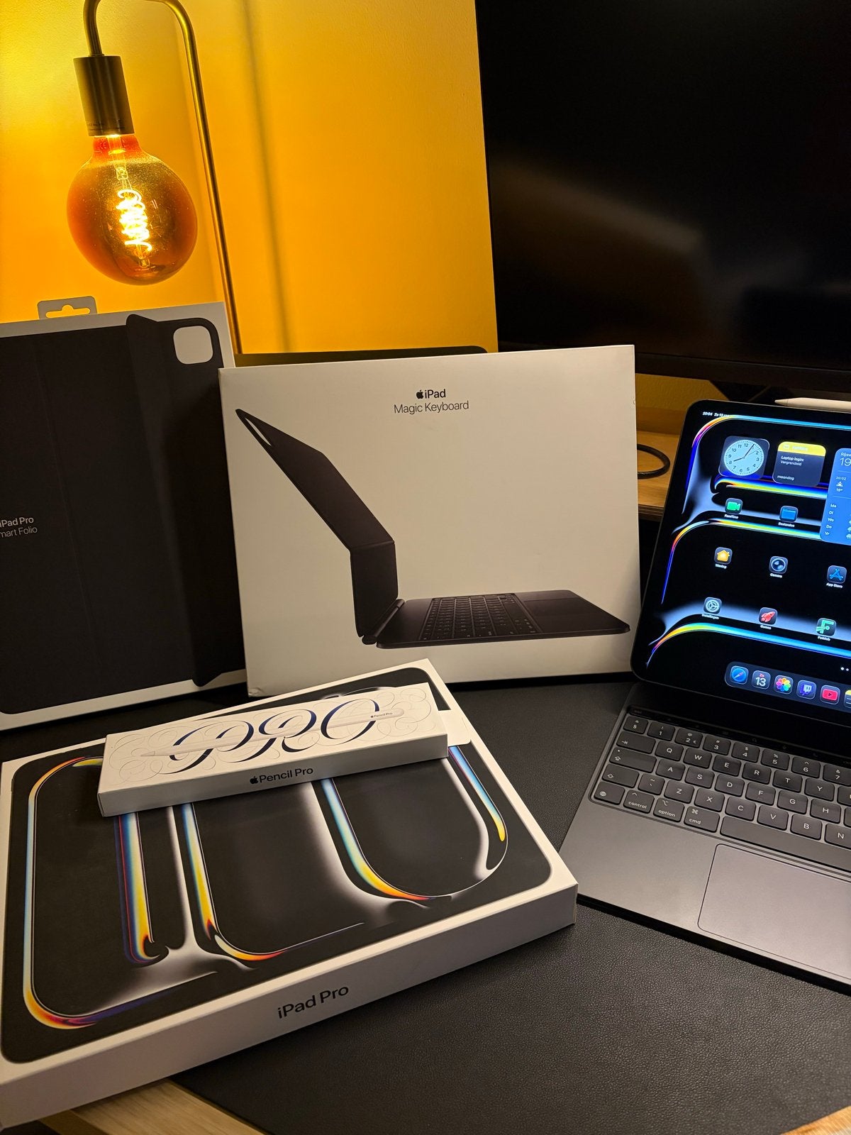 Apple iPad Pro 13 inch (M4) 256GB met Magic Keyboard+ Pencil, Computers en Software, Ophalen, Zwart, 11 inch, Zo goed als nieuw