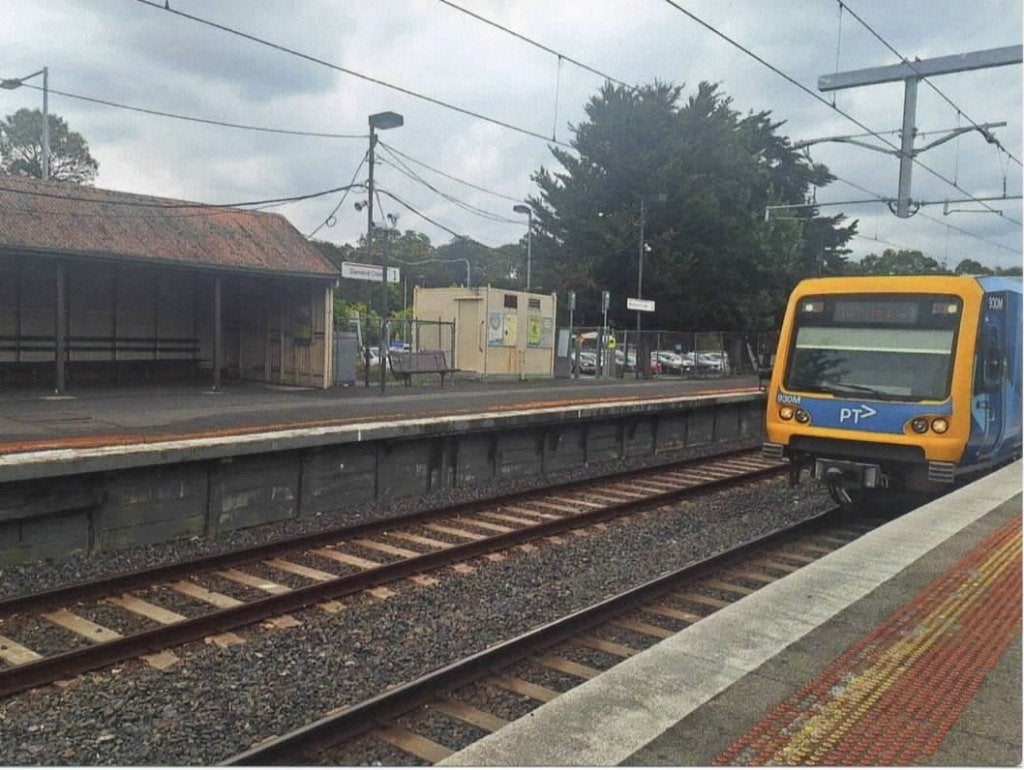 Foto station Damond Creek met aankomst treinstel Australië, Verzamelen, Spoorwegen en Tramwegen, Ophalen of Verzenden, Nieuw, Trein