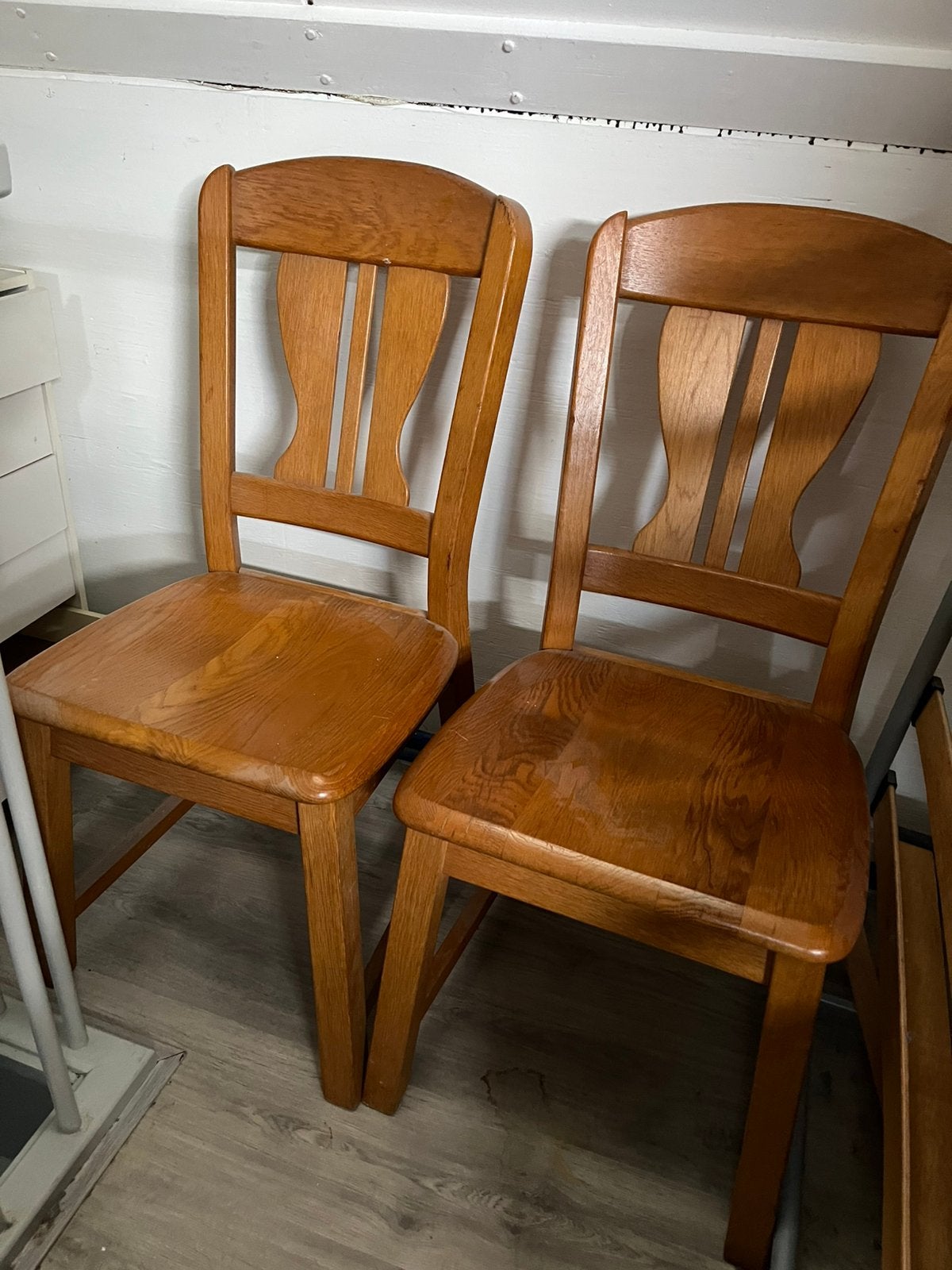 2 licht blanke eetkamerstoelen, Ophalen