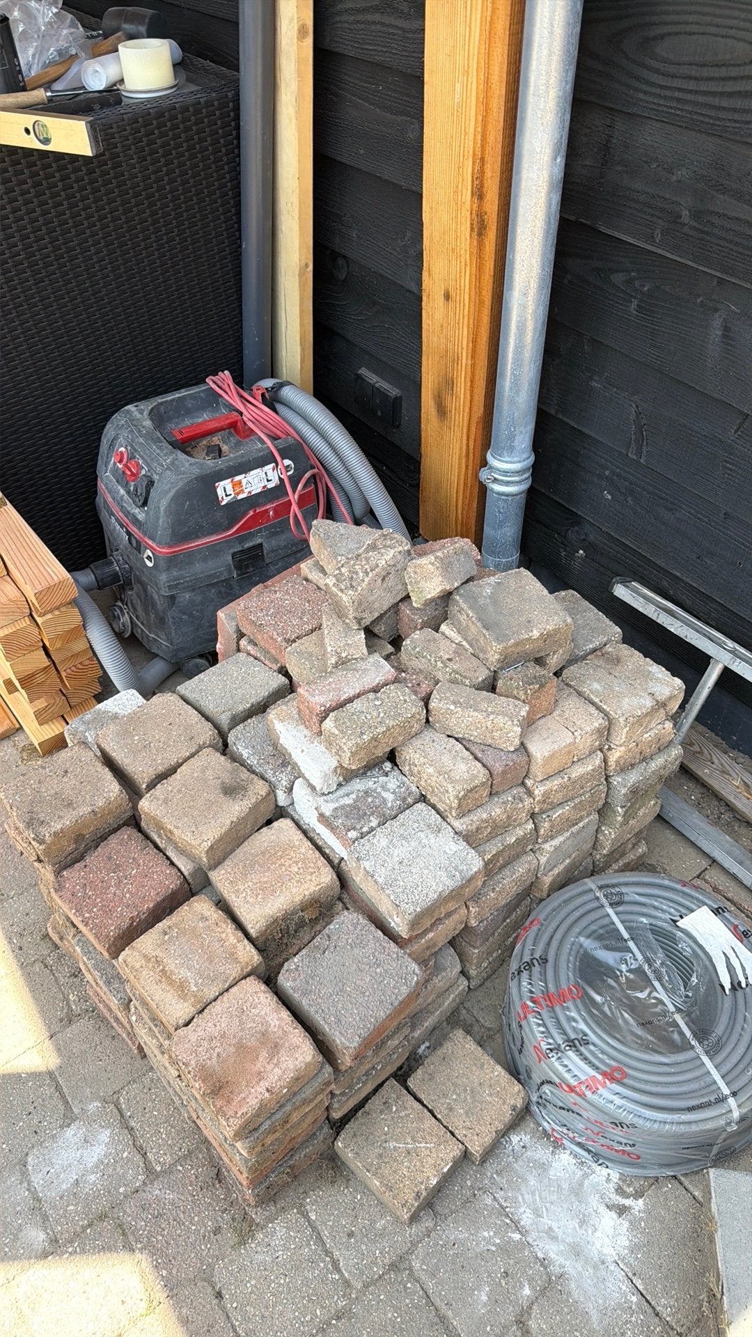 Gratis Koppelstones 14x14, Ophalen, Zo goed als nieuw, Beton, Klinkers