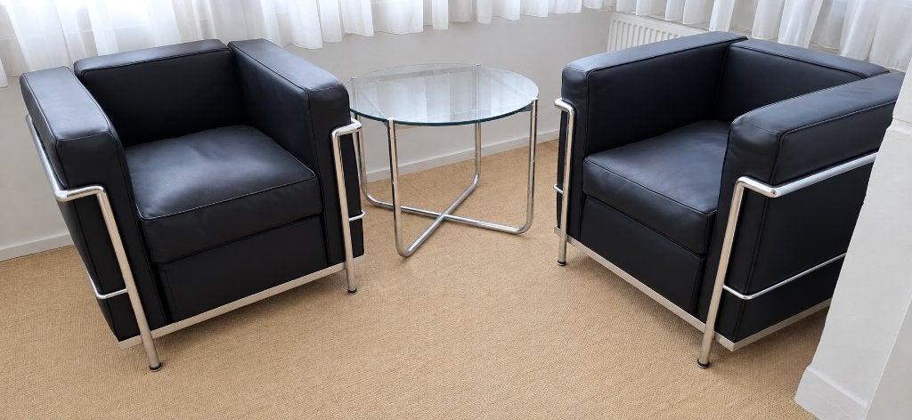 Designfauteuils met bijzettafel in Le Corbusier LC2-stijl, Ophalen, Minder dan 50 cm, Zo goed als nieuw, Leer