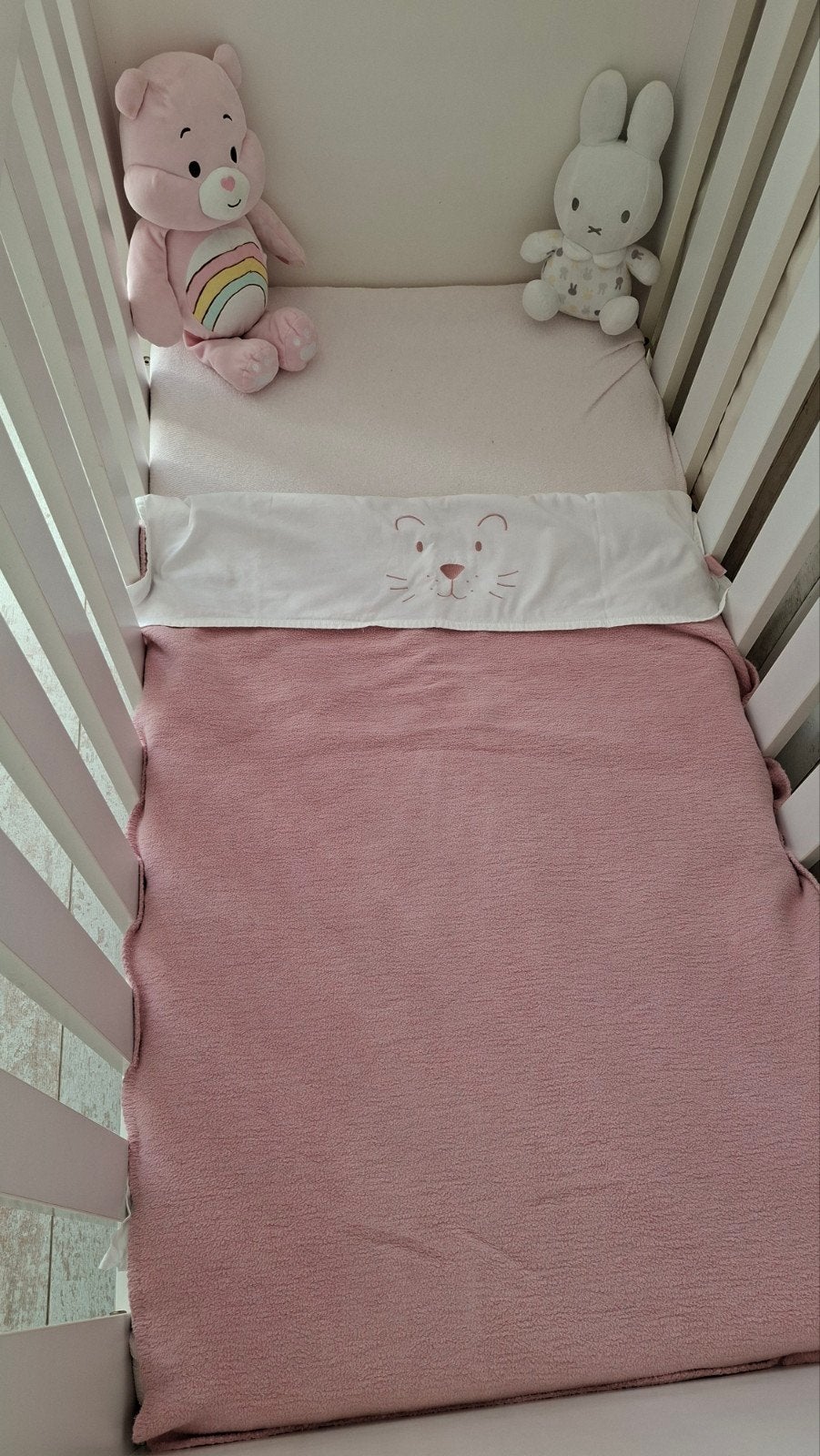 Wit baby, peuter ledikant met matras en lattenbodem, Kinderen en Baby's, 70 tot 85 cm, 140 tot 160 cm, Zo goed als nieuw, Ophalen