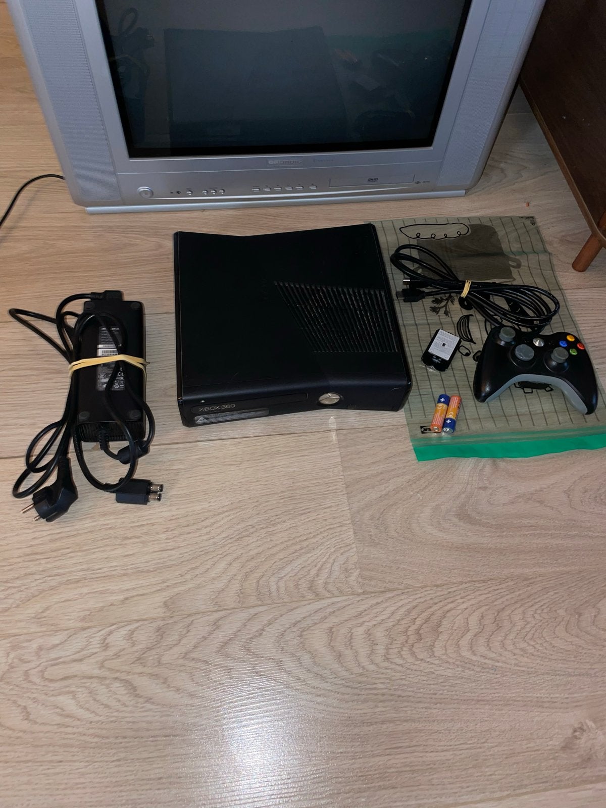 Xbox 360 slim - Compleet en Werkend, Spelcomputers en Games, Ophalen, 4 GB, 360 E, Zo goed als nieuw
