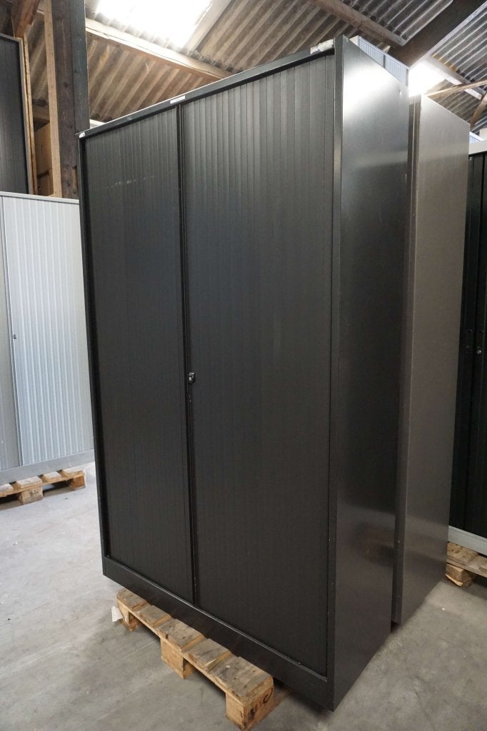 Zwarte ahrend archiefkast roldeurkast kantoorkast, Huis en Inrichting, 100 tot 150 cm, Niet ingevuld, Meerdere deuren, 150 tot 200 cm