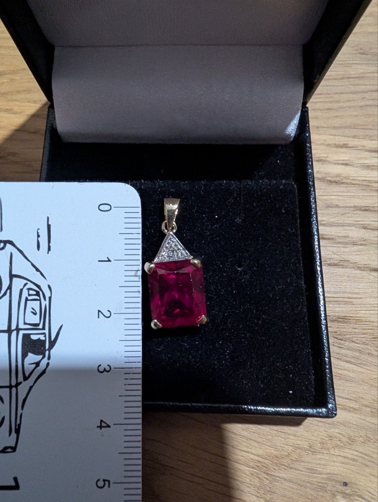 Gouden hanger met robijnkleurige steen - 9 karaat, Sieraden, Tassen en Uiterlijk, Gebruikt, Ophalen of Verzenden, Met edelsteen