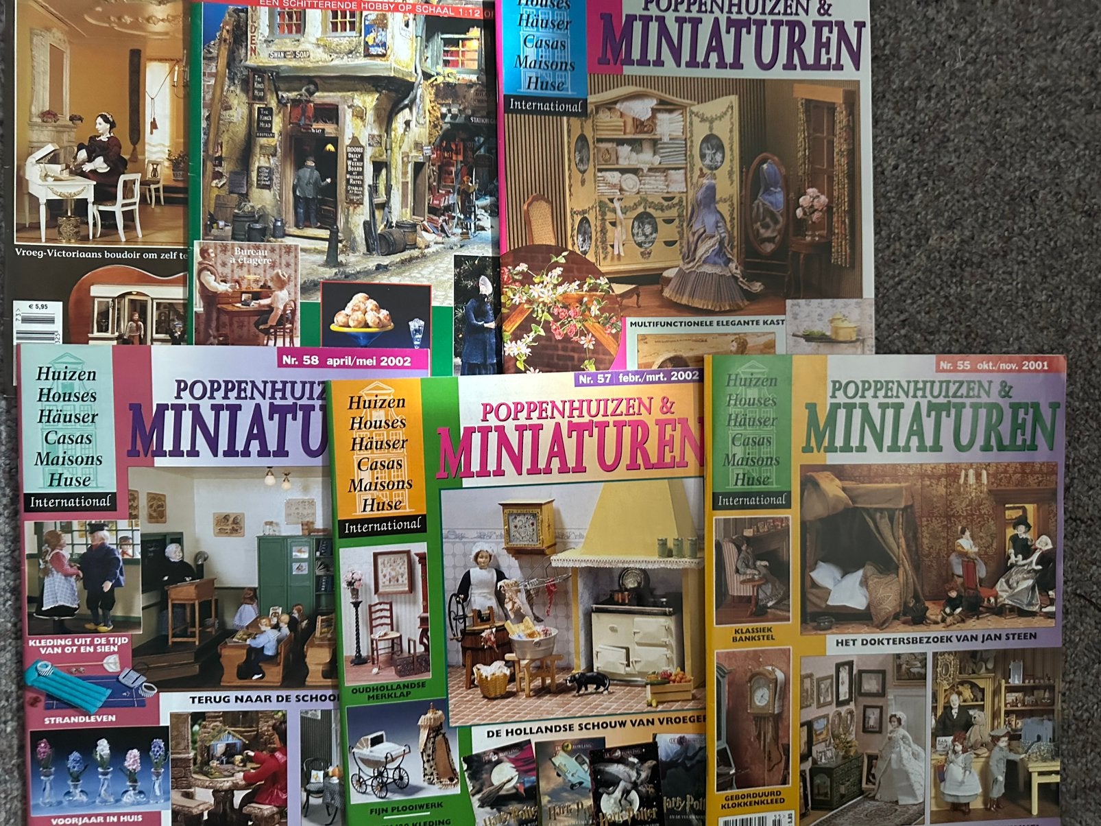 T.k 38  poppenhuis en miniaturen bladen, Ophalen of Verzenden, Zo goed als nieuw