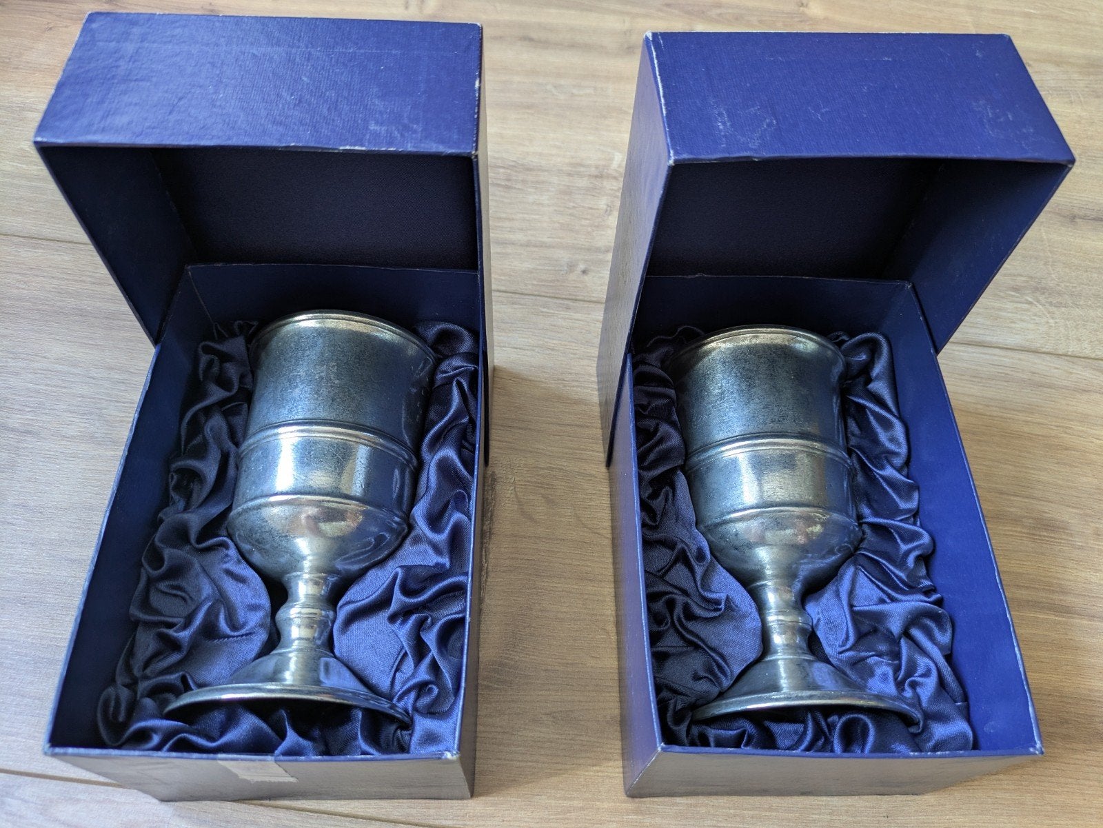 Deze set bestaat uit twee prachtige tinnen bekers, gemerkt m, Ophalen of Verzenden
