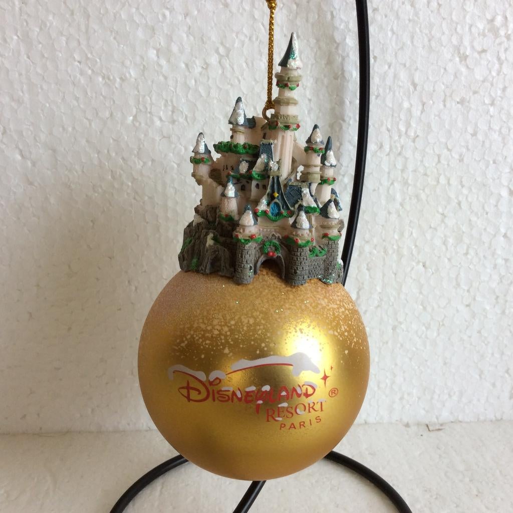 kerstbal Disneyland Paris - Kasteel op bal, Verzamelen, Ophalen of Verzenden, Overige figuren, Gebruikt, Beeldje of Figuurtje
