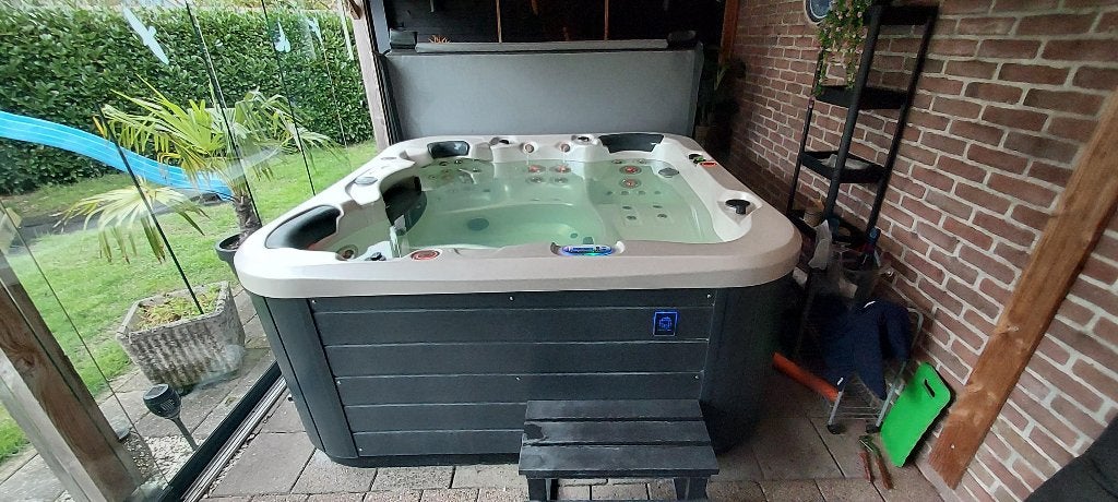 Jacuzzi Vortex Cerium, Ophalen, Zo goed als nieuw, Vast