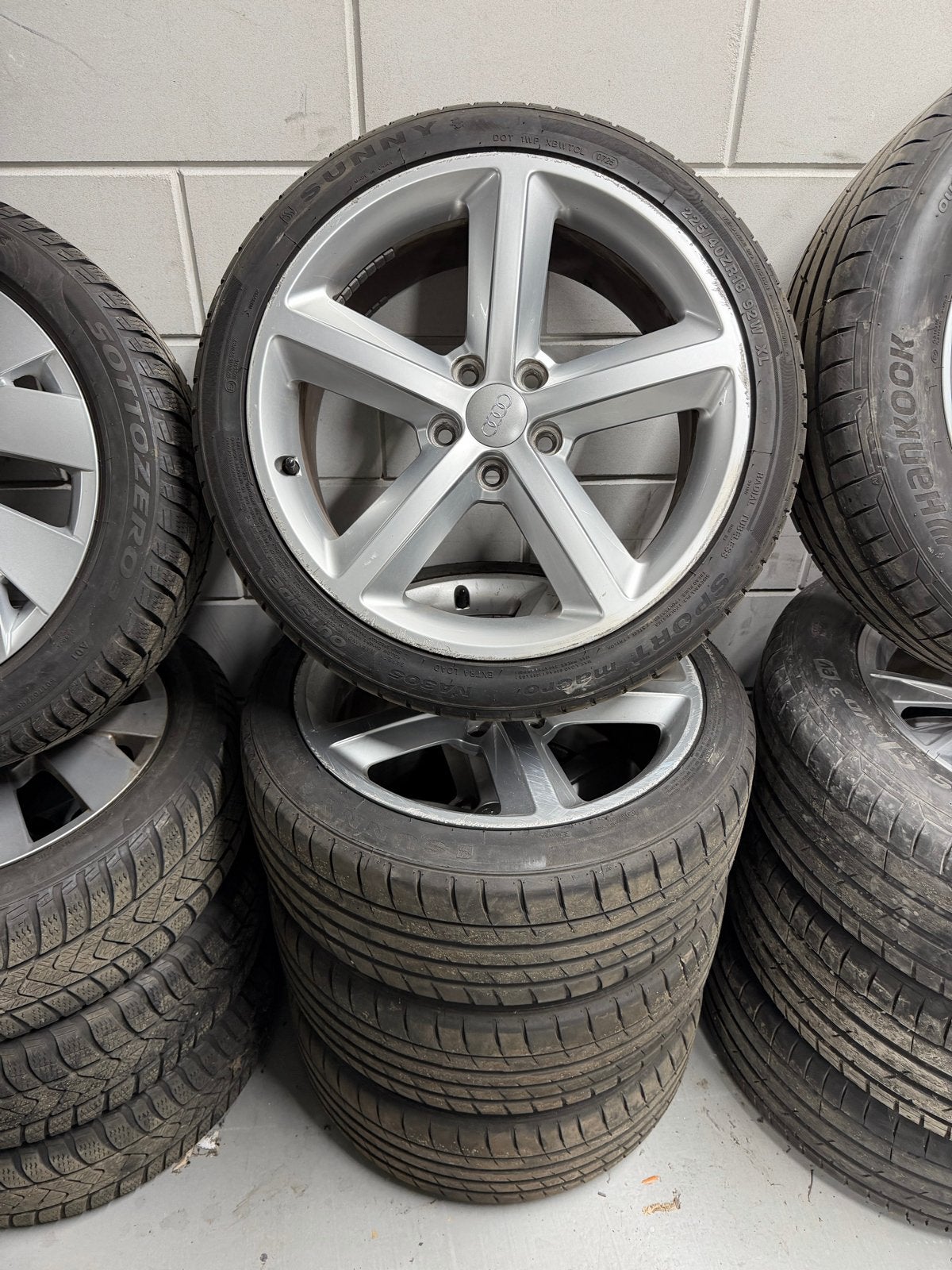 Audi 18 inch velgen met zomerbanden 225/40ZR18, Auto-onderdelen, Banden en Velgen, Ophalen, 18 inch, Gebruikt, Banden en Velgen