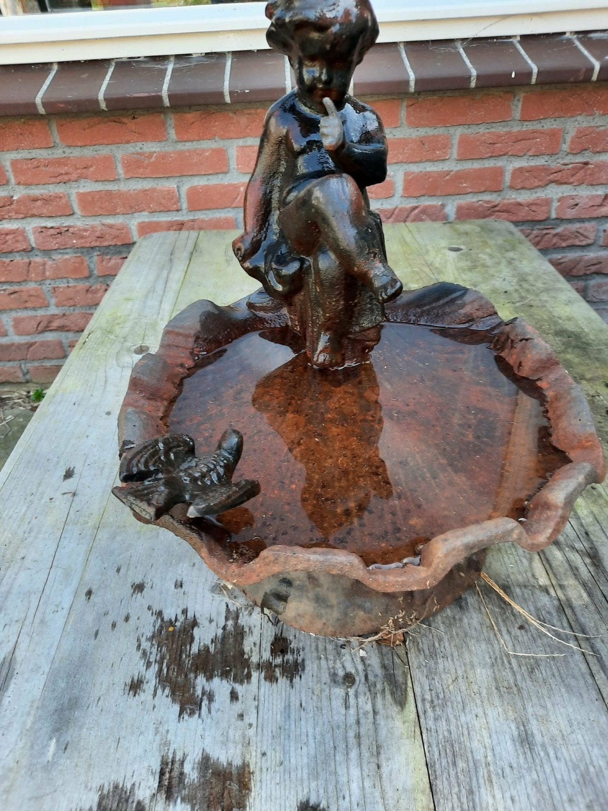 Antieke gietijzeren vogelbad met cherubijn, Ophalen, Gebruikt, Metaal, Mensenbeeld