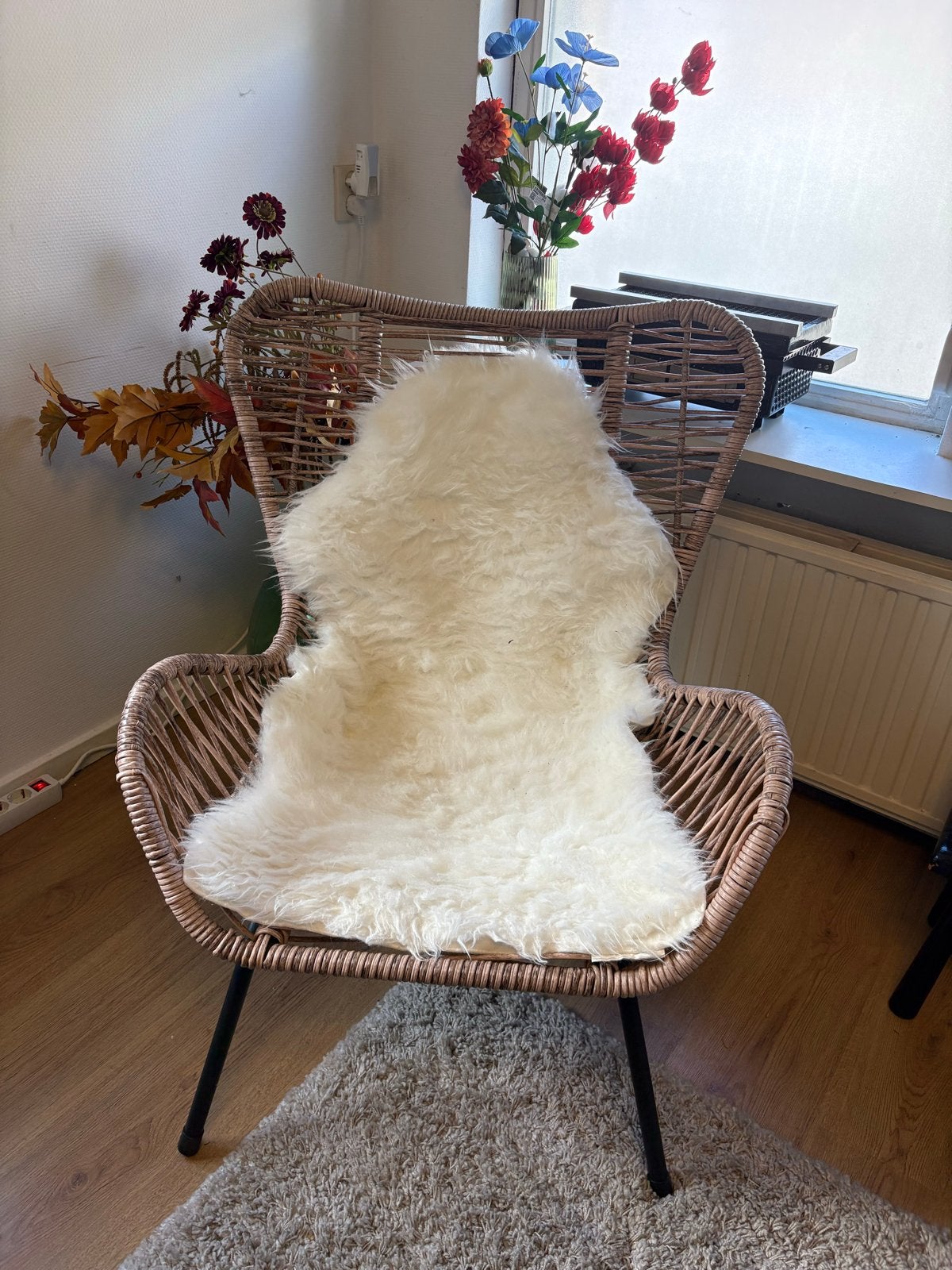 Rotan fauteuil met (faux) schapenvacht, Ophalen, Gebruikt, Bruin, Riet of Rotan