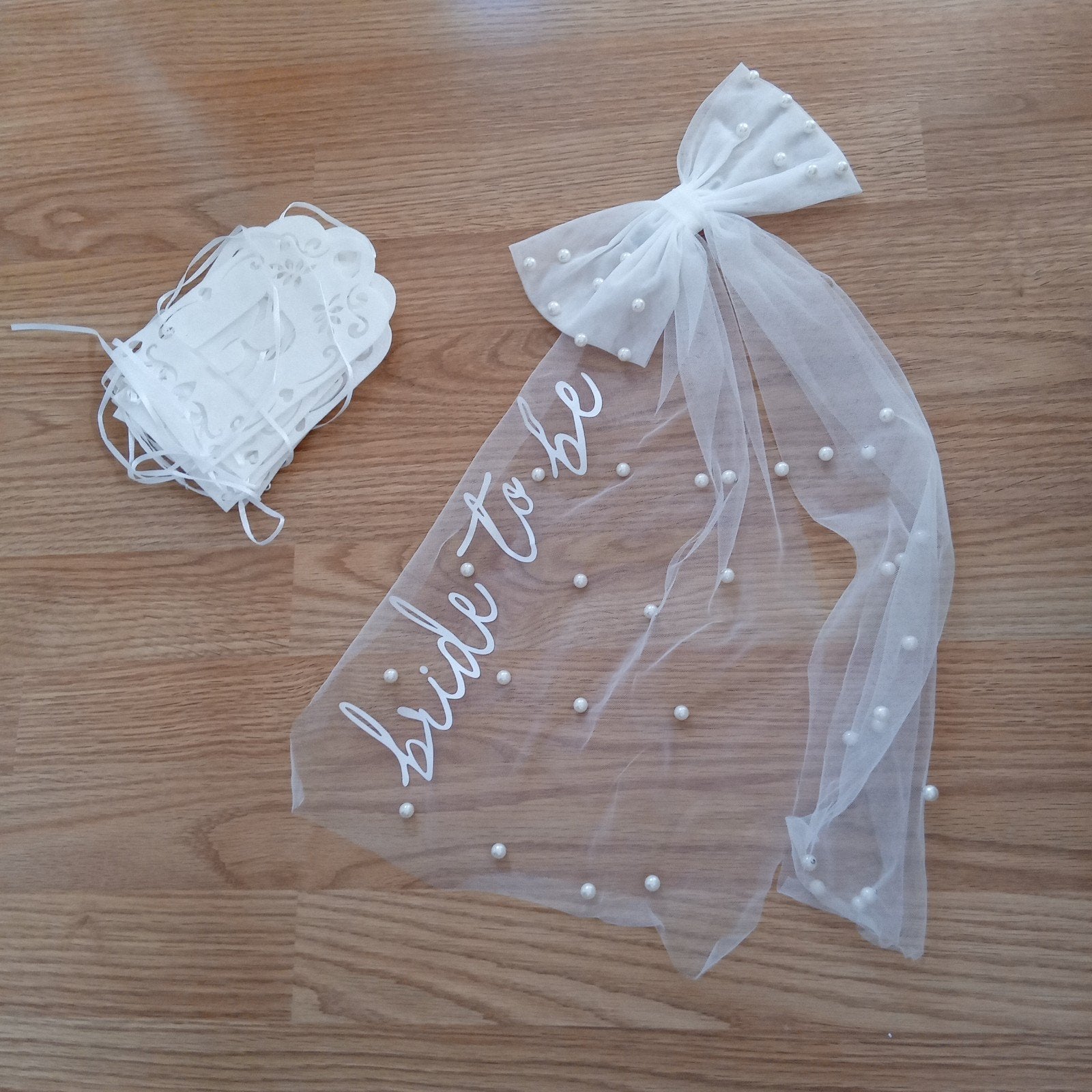 Bruidssluier 'Bride to be' met parels en bride to be slinger, Hobby en Vrije tijd, Ophalen of Verzenden, Nieuw, Feestartikel, Geboorte of Huwelijk