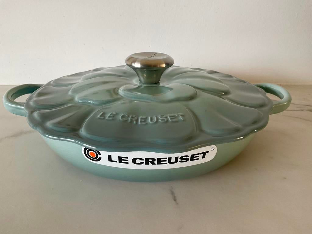 Le creuset 26 cm bloesem campagnard, sea salt, nieuw, Gietijzer, Nieuw, Ophalen of Verzenden, Keramische plaat
