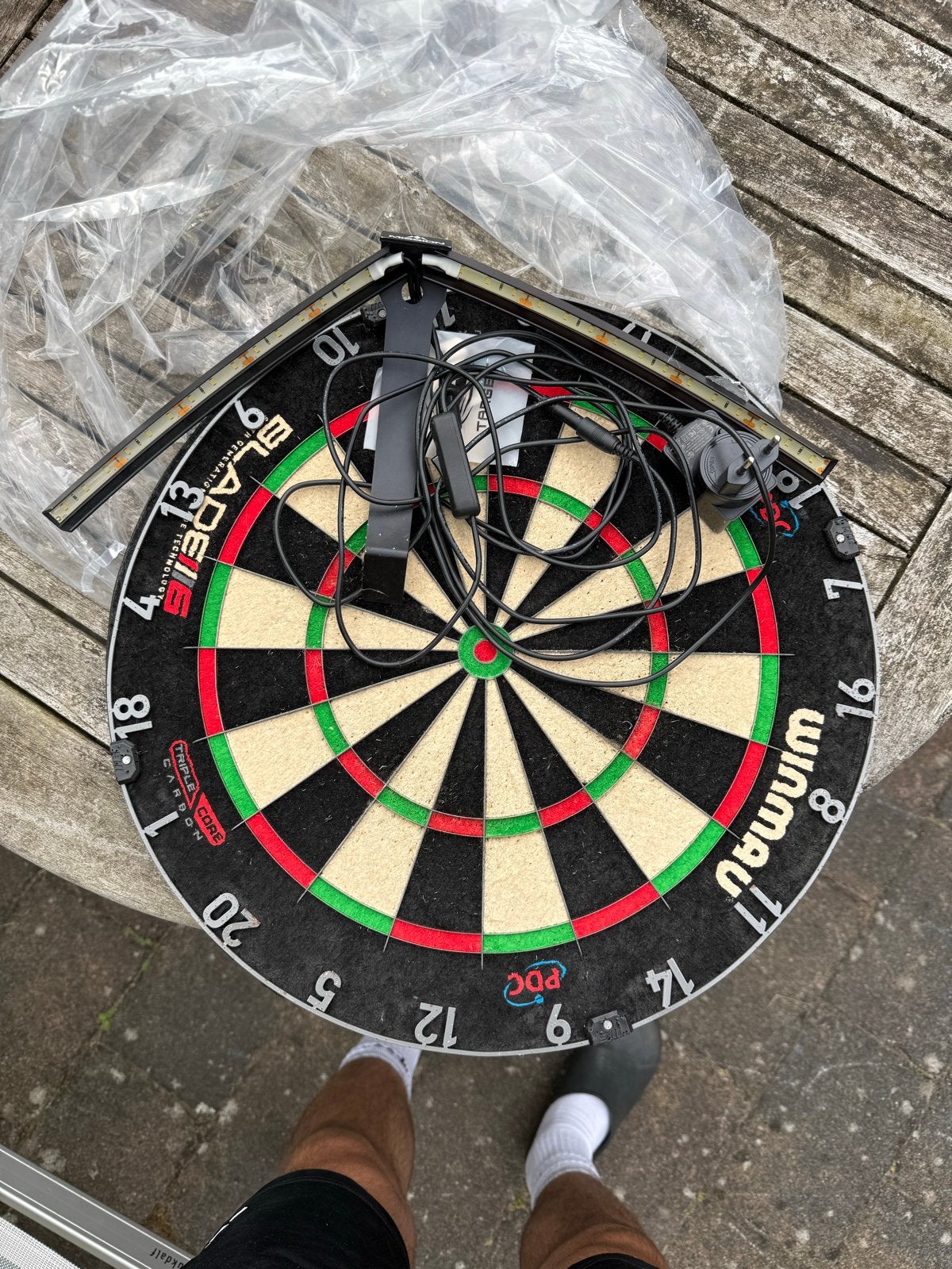 Winmau Blade 6 Triple Core Dartbord met Mission Verlichting, Sport en Fitness, Darts, Ophalen, Gebruikt, Dartbord