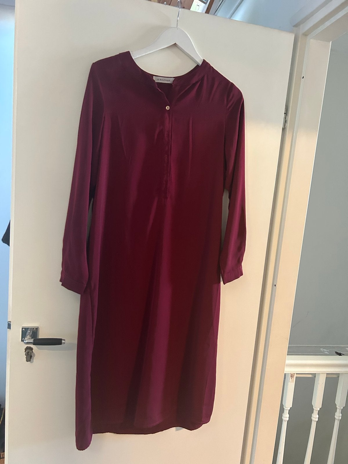 Le Boutique bordeaux jurk maat M, Kleding | Dames, Maat 38/40 (M), Ophalen of Verzenden, Zo goed als nieuw, Rood