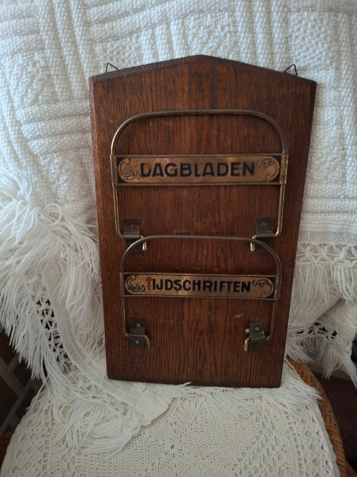 Mooi oud krantenrekje voor dagbladen en tijdschriften, Huis en Inrichting, Woonaccessoires | Krantenbakken en Lectuurbakken, Hout