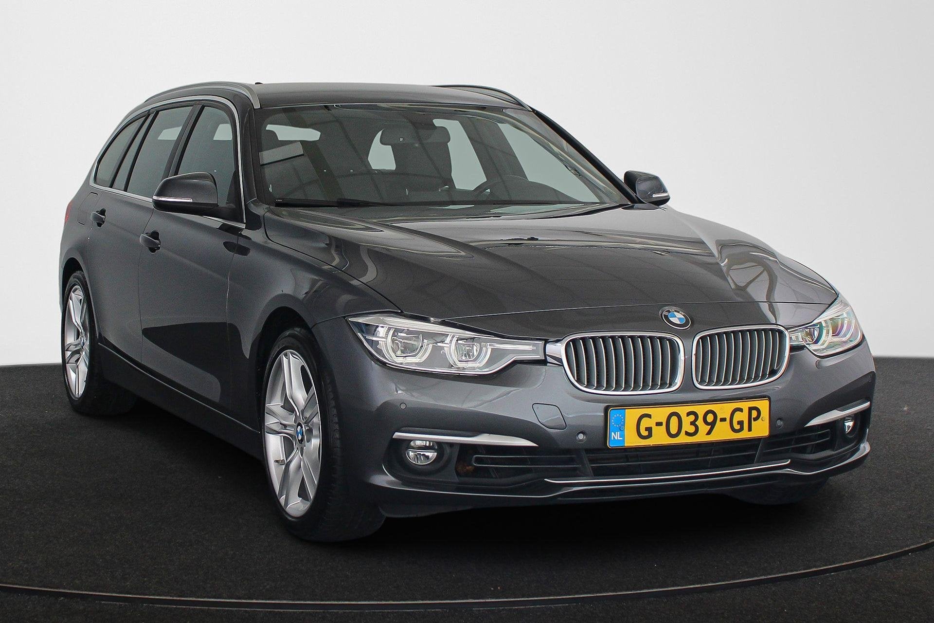 BMW 3-serie Touring 318i Luxury Edition Elektrische Trekhaak, Auto's, BMW, Automaat, Gebruikt, 1465 kg, 3 cilinders