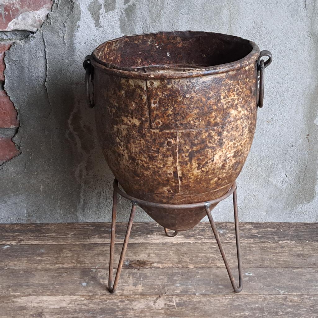 Stoere Nepalese metalen pot ketel op staander *Etage3*, Gebruikt, ., Ophalen of Verzenden, .