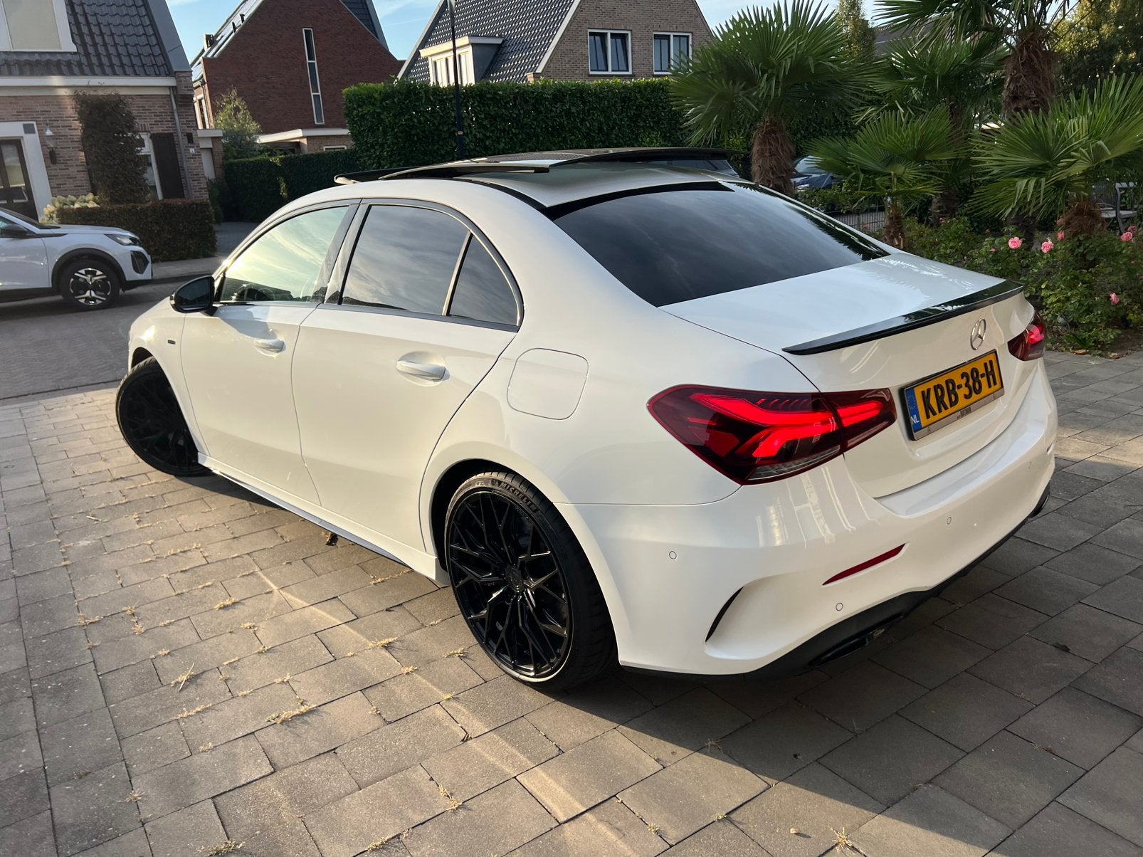 Mercedes A250E  hybrid AMG 2020 FULL optie 2jr garantie!!, Auto's, Leder en Stof, Wit, Dealer onderhouden, Sedan