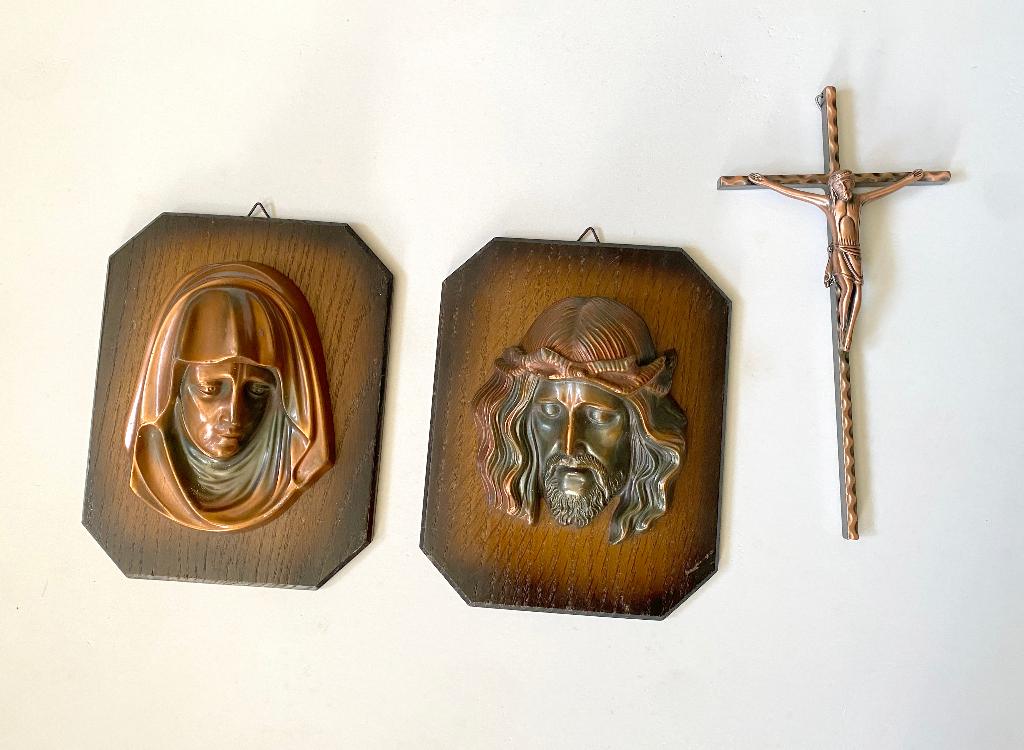 Katholieke set om op te hangen, twee houten panelen + kruis, Antiek en Kunst, Antiek | Religie, Ophalen