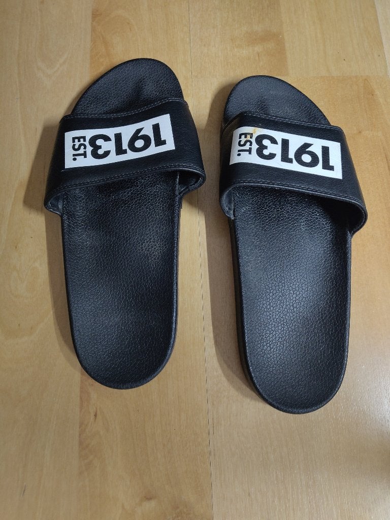 Zwarte slippers merk 1913 - maart 43, Slippers, Zwart, Ophalen of Verzenden, PSV
