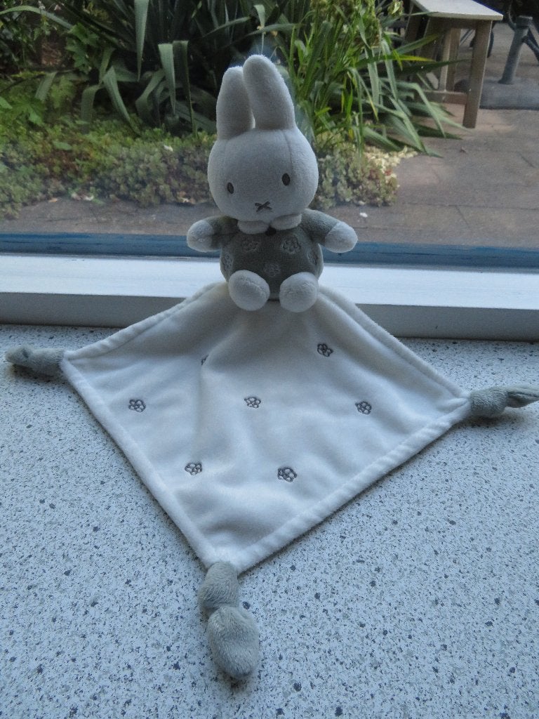 Knuffeldoek Nijntje Miffy wit met grijs en bloemetjes, Kinderen en Baby's, Speelgoed | Knuffels en Pluche, Konijn, Ophalen of Verzenden