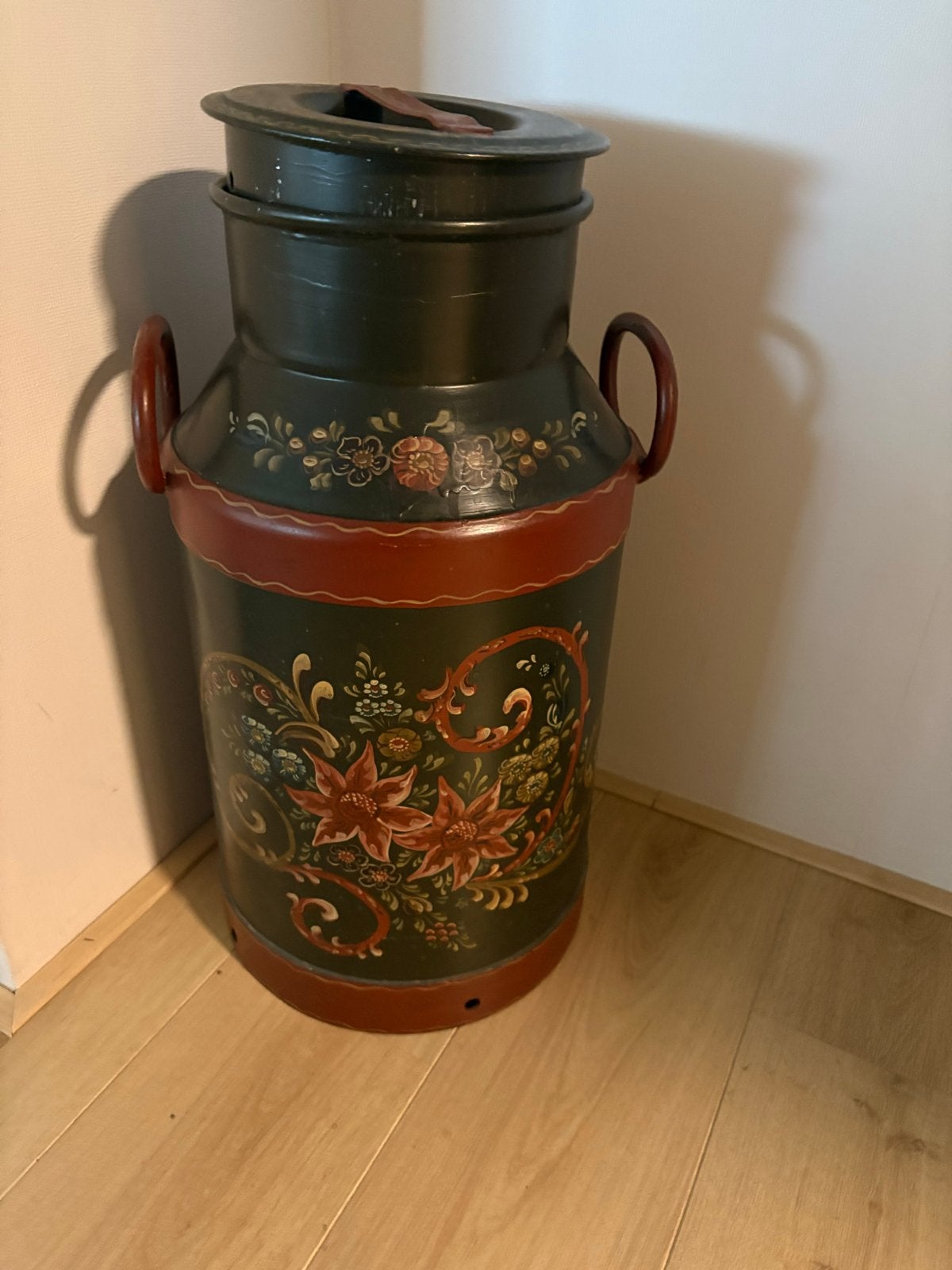 Decoratieve melkbus met bloemmotief, Ophalen