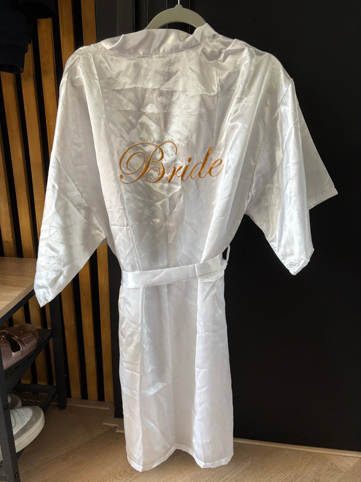 Witte satijnen bruidsbadjas met 'Bride' borduursel, Ophalen of Verzenden, Zo goed als nieuw, Wit, Accessoires