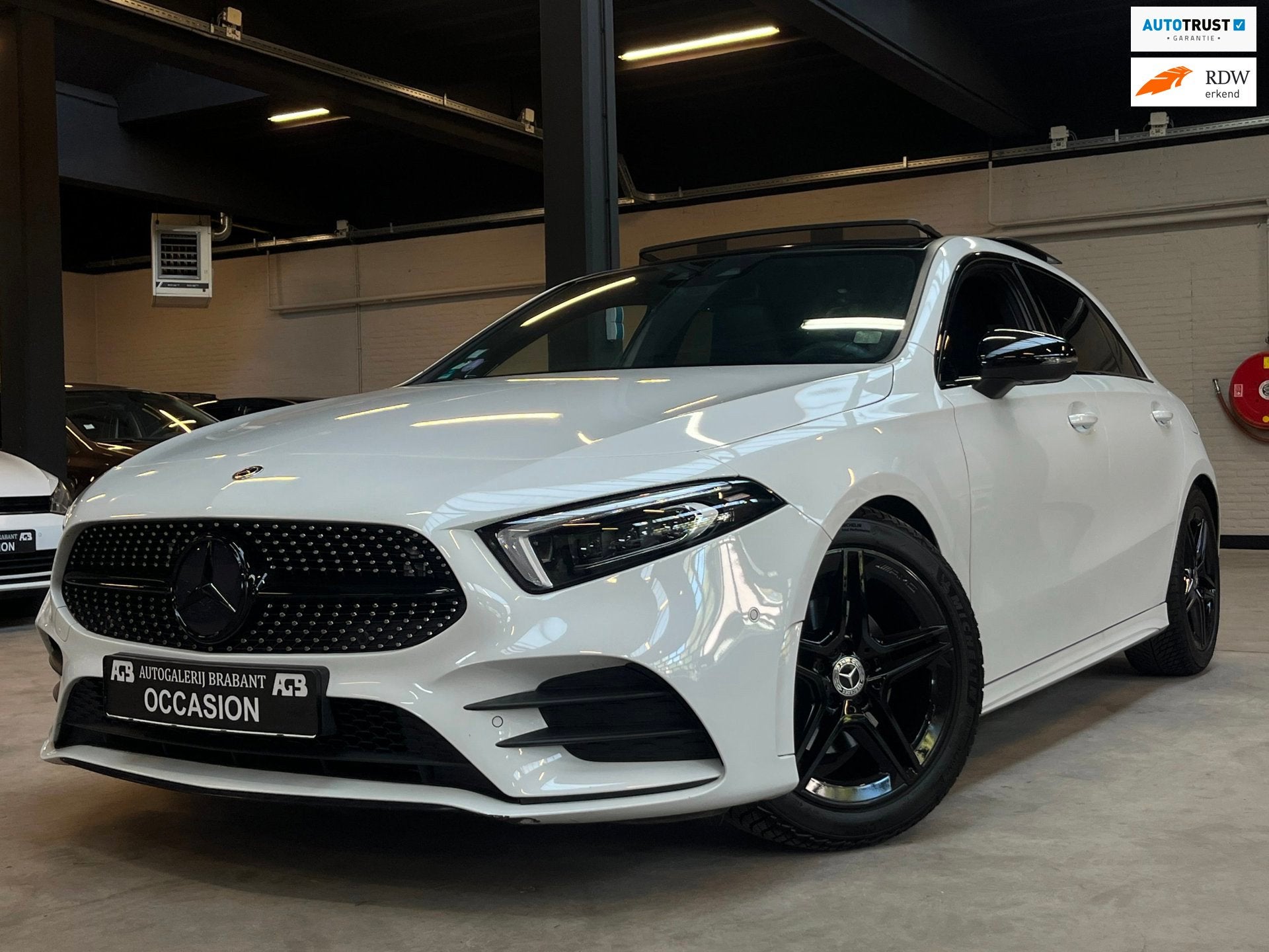 Mercedes-Benz A-klasse 200 Business Solution AMG Pano/Carpla, Auto's, Mercedes-Benz, Dealer onderhouden, 1300 kg, Gebruikt, Zwart