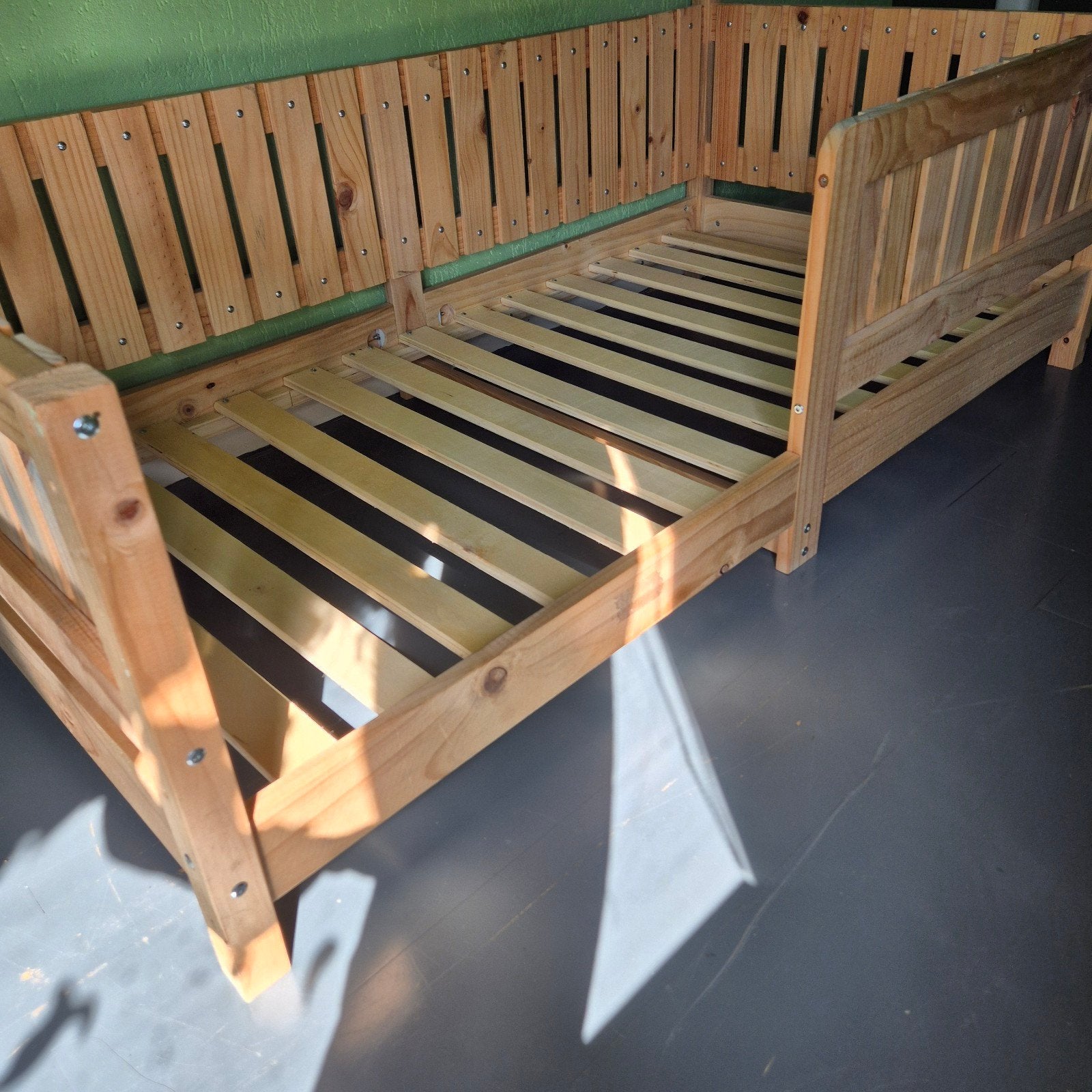 Houten kleuterbed (140x70 cm) inclusief matras, Ophalen, Gebruikt, 190 cm of minder, Hout