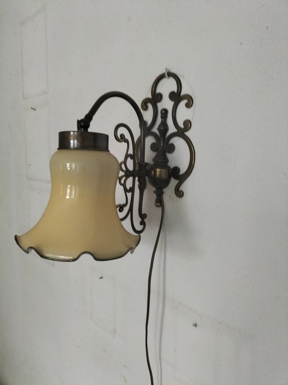 Antieke wandlamp met sierlijke bronzen armatuur, Huis en Inrichting, Lampen | Wandlampen, Ophalen, Gebruikt, Glas, Wandlamp