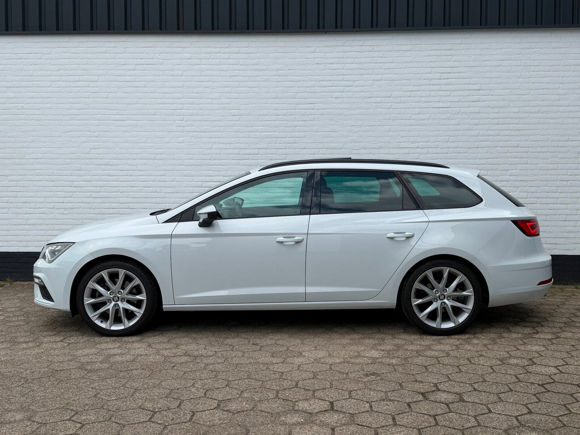 Seat Leon ST 1.8 TSI FR l PANODAK l TREKHAAK l CAMERA l 18'', 1272 kg, Gebruikt, 4 cilinders, Leon