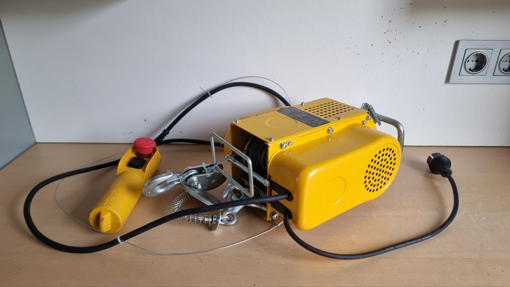 HBM verplaatsbare elektrische takel 12M 220v voor binnen, Ophalen, Zo goed als nieuw