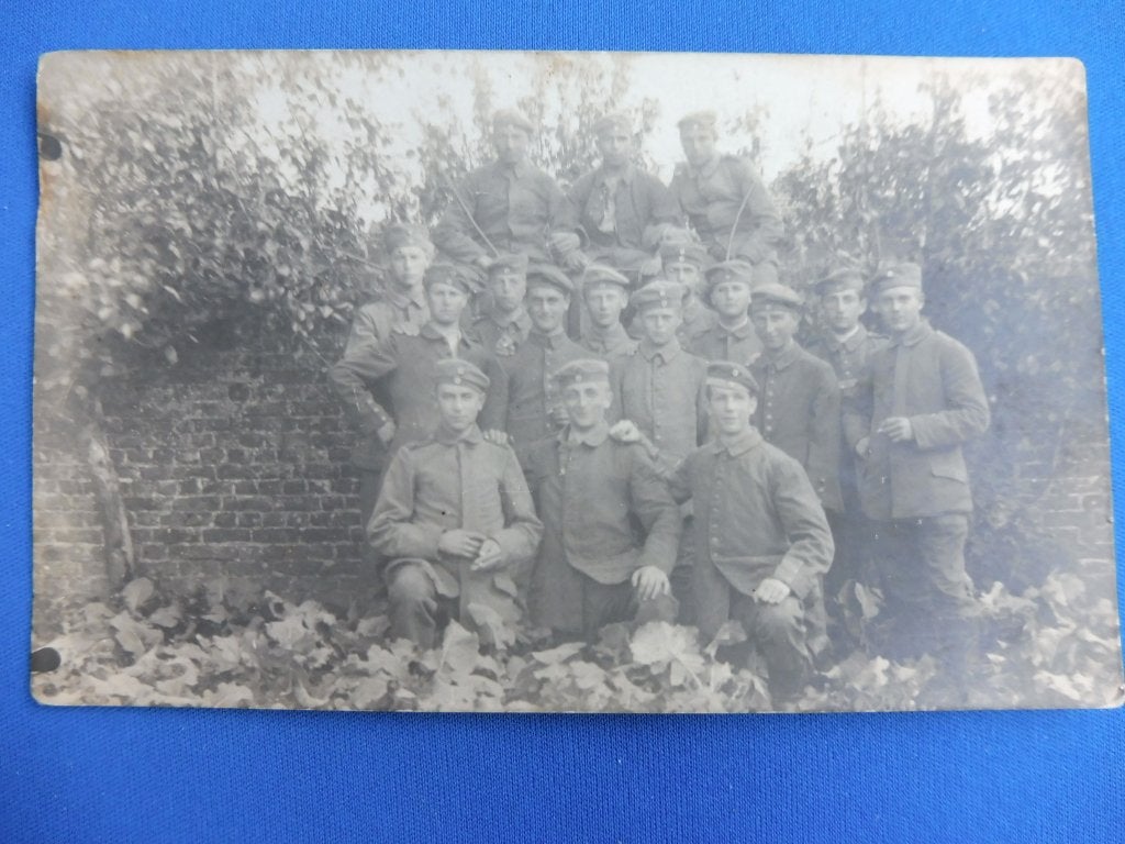 WO1 Feldpost/Fotokaart Soldaten bij muur frontfoto (T), Verzamelen, Verzenden, Landmacht, Duitsland, Foto of Poster