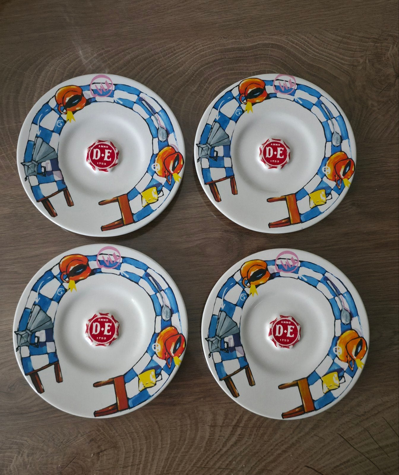 Set van 4 Douwe Egberts x Selwyn Senatori Schotels – Limited, Ophalen of Verzenden, Zo goed als nieuw