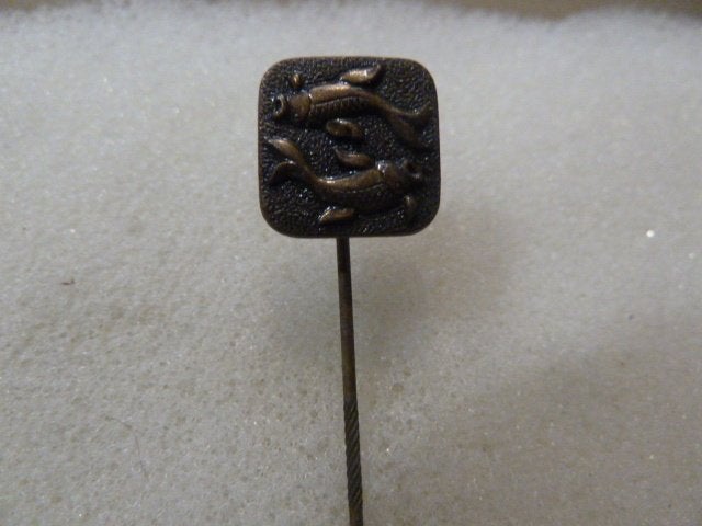 Vintage reversspeldje met vissen (Sterrenbeeld Vissen), Verzamelen, Speldjes, Pins en Buttons, Ophalen of Verzenden, Gebruikt