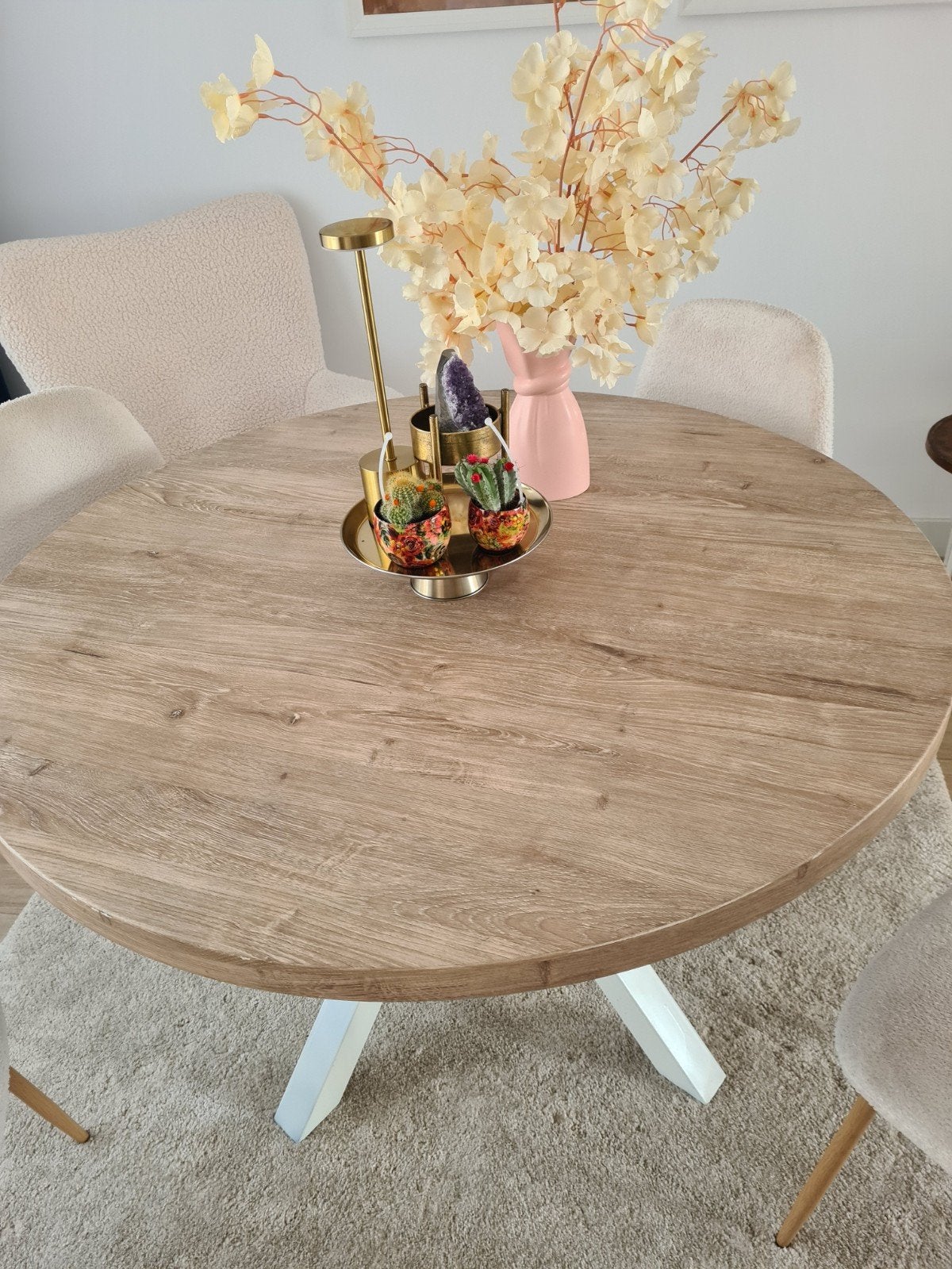 Ronde eettafel met houtlook blad en witte stoelen, Huis en Inrichting, Tafels | Eettafels, Modern, Scandinavisch, Rond, Zo goed als nieuw