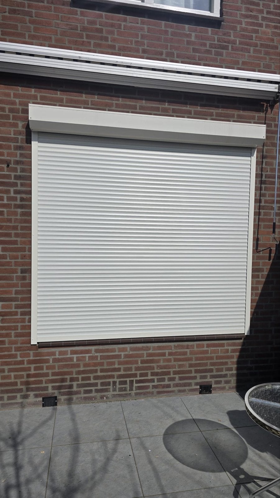 Drie Aluminium elektrische rolluiken met afstandsbediening, Doe-het-zelf en Verbouw, Rolluiken, Wit, Ophalen of Verzenden, Zo goed als nieuw