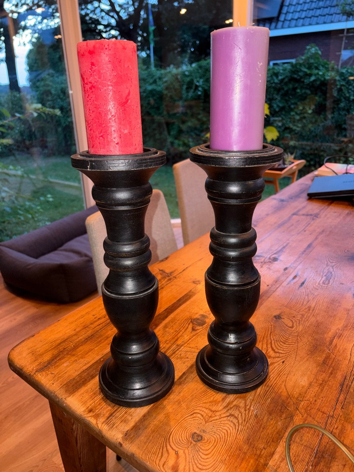 Set van 2 zwarte houten kandelaars - 36cm hoog, Gebruikt, Zwart, Ophalen of Verzenden, Kandelaar