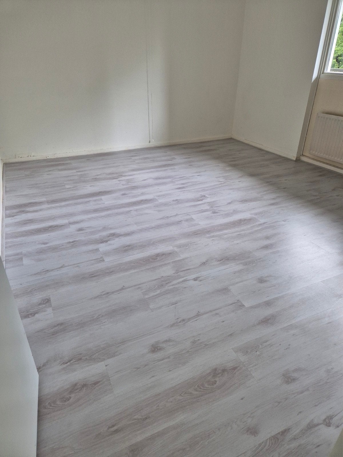 Lichtgrijs laminaat, Ophalen, 50 tot 150 cm, Nieuw, 10 m² of meer