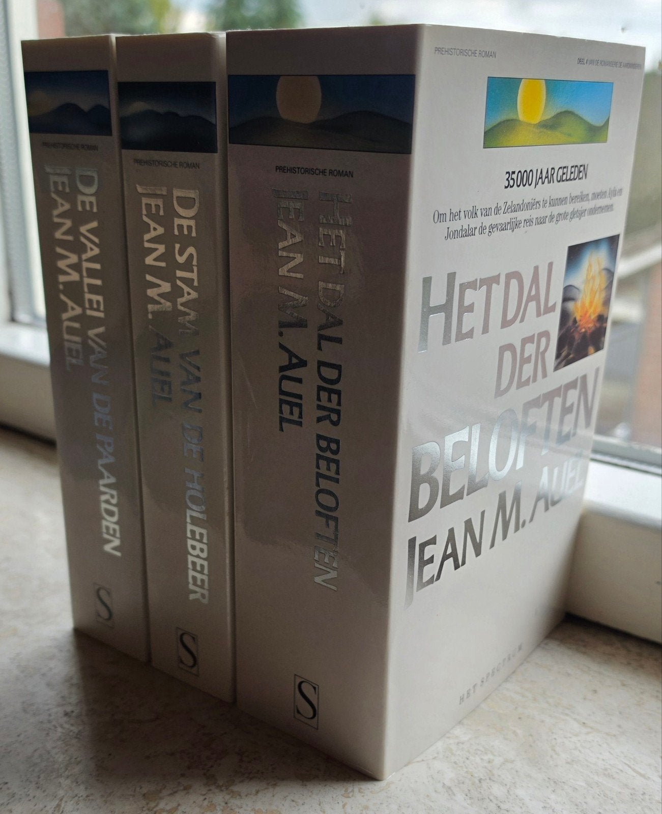 3x Jean M. Auel - Aardkinderen serie (prehistorische, Boeken, Ophalen of Verzenden, Gelezen