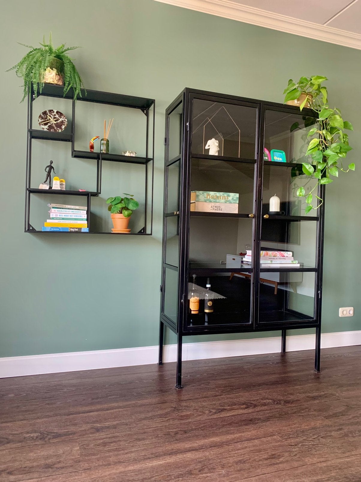 Vitrinekast | Metalen kast en wandrek | Bodilson | ZGAN